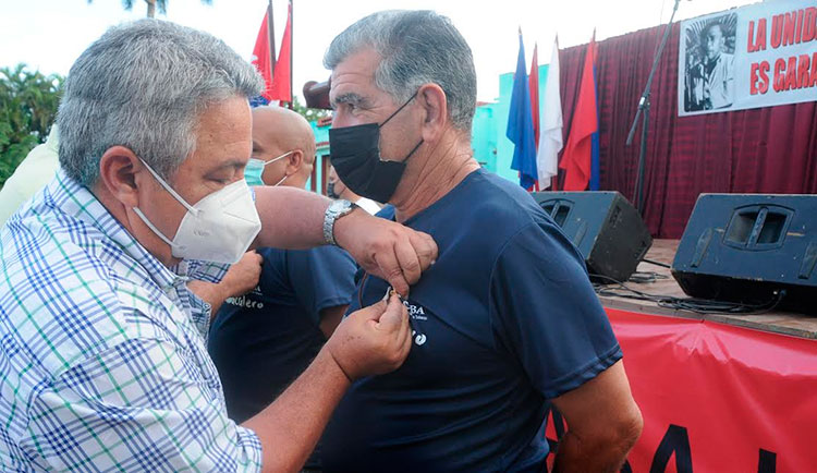 Diez trabajadores con 20 y 25 años ininterrumpidos en el ramo, recibieron la distinción Carlos Baliño. Foto: Otoniel Márquez Beltrán