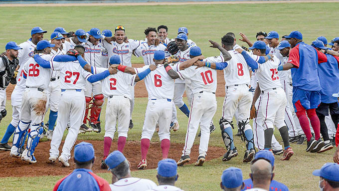 Los Alazanes celebran su segunda victoria. FOTOS LUIS CARLOS PALACIOS LEYVA