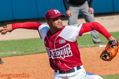 OUT 27: La primera furia de los Huracanes