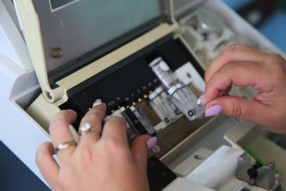 Trabajadores de electromedicina contribuyen a sustitución de importaciones