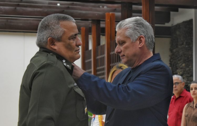 Díaz-Canel impone la Medalla Olo Pantoja de 1ra Clase al Jefe del Cuerpo de Bomberos, Primer Coronel Luis Carlos Guzmán Matos. Foto: Alejandro Acosta Hechavarría.