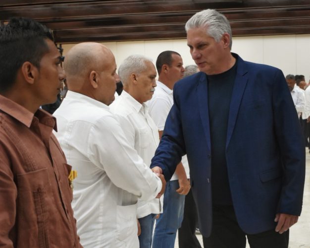 El Presidente de la República felicitó a los condecorados. Foto: Alejandro Acosta Hechavarria