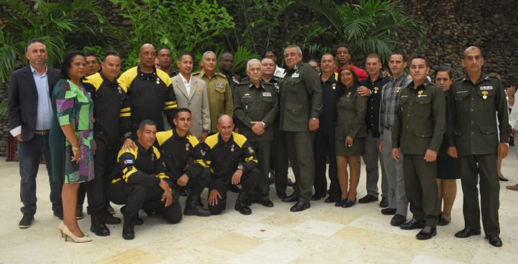 El grupo de condecorados del Ministerio del Interior por su labor en el accidente del Saratoga. Foto: Alejandro Acosta Hechavarría.
