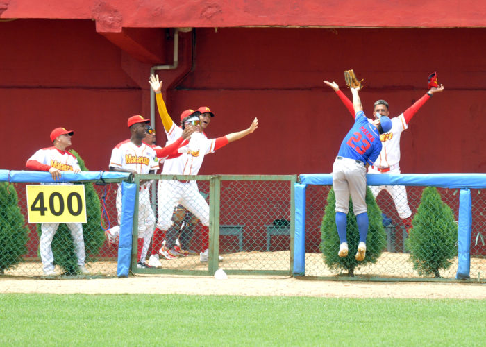 Atrapada de Darian Palma en el centro del terreno ante batazo de Erisbel Arruebaruena. Foto: Abel Rojas - JR