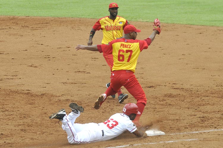 Segundo juego de la final entre Matanzas y Granma. Foto José Raúl Rodríguez Robleda