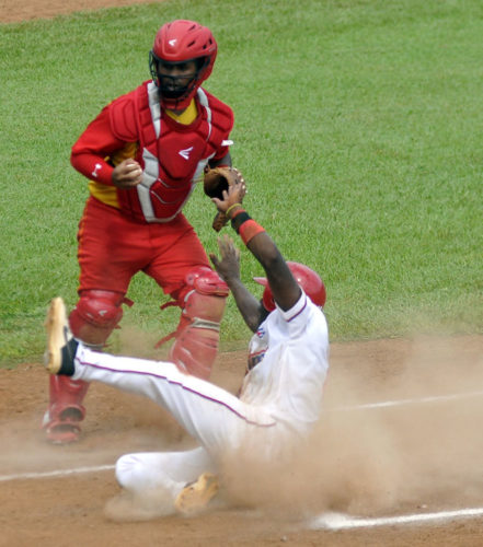Jugada polémica en home en el sexto inning. Foto: José Raúl Rodríguez Robleda