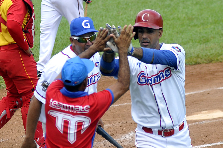 Guillermo Avilés disparó jonrón y esto hubiera bastado para sentenciar el partido. Foto: José Raúl Rodríguez Robleda