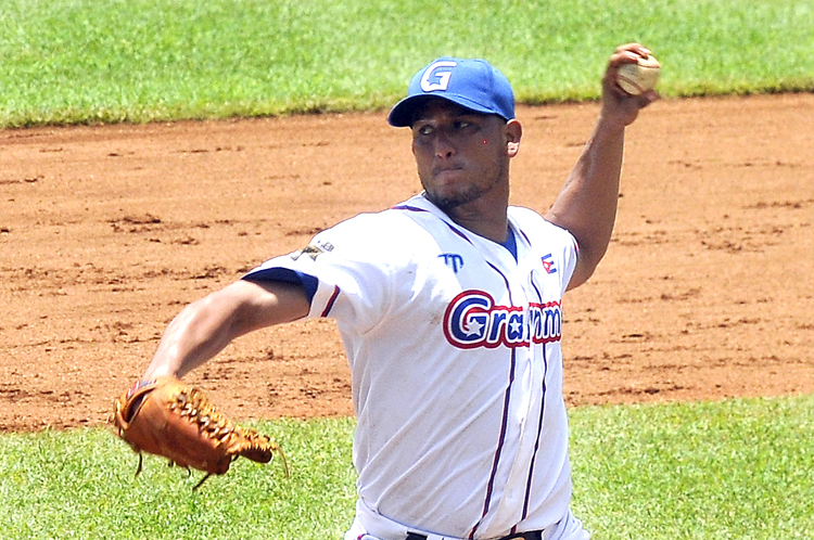 Yunier Castillo lanzó seis entradas impecables ante Matanzas. Foto José Raúl Rodríguez Robleda