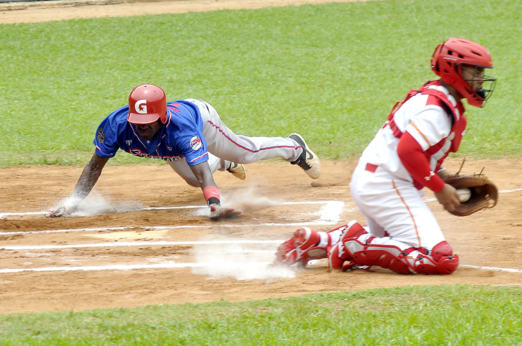 Diez carreras anotaron hoy los Alazanes ante Matanzas. Foto: José Raúl Rodríguez Robleda.