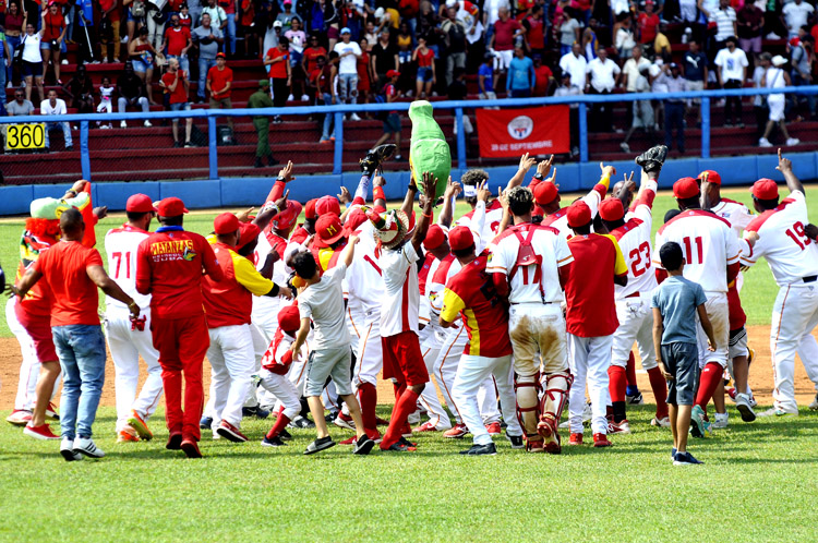 Matanzas festeja su segunda sonrisa en esta final.Foto José Raúl Rodríguez Robleda