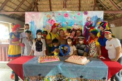 Todas las manos todas por la sonrisa infantil