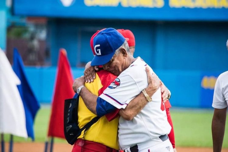 Un abrazo para recordar. Foto: EL Necio
