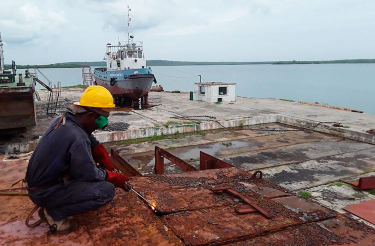 La Enif, patana de la Isla de la Juventud se somete a una reparación capital. Foto: Yudaisis Moreno Benítez