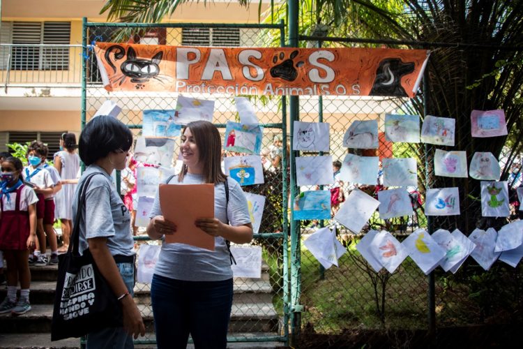 Laura María Ruano y Gabriela Guerra, miembros del equipo de dirección del grupo Pasos, condujeron el encuentro interactivo con alumnos de la escuela primaria Unión Internacional de Estudiantes, del Vedado. Foto: Karla Llanes.