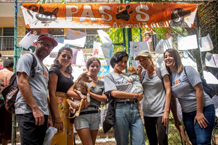 Voluntarios de Pasos que participaron de esta primera experiencia de intercambio y sensibilización en la escuela primaria Unión Internacional de Estudiantes. De izquierda a derecha: Freddie del Sol, Ana Patricia Martín Pomares, Daylén Campanería Blet, Laura María Ruano, Mabel González Morell y Gabriela Guerra. Foto: Karla Llanes.