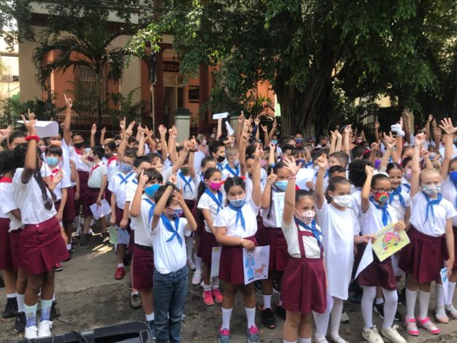 Los niños participaron activamente en la jornada de puertas abiertas y extensión a la comunidad que habitualmente organiza la dirección de la escuela primaria capitalina Unión Internacional de Estudiantes, esta vez dedicada al bienestar animal. Foto: Patricia Espinosa Valdés.