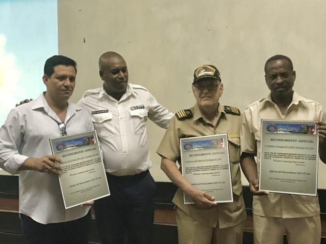 El Capitán del Puerto de Santiago de Cuba, Mayor Yoel Méndez Álvarez entrega reconocimientos a las empresas que tributan en conjunto a la plena realización de la actividad portuaria. Foto: Anabel Sánchez