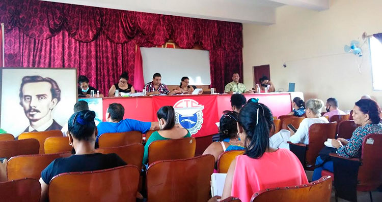 La CTC en Camagüey aboga por cambiar mecanismos de trabajo para controlar mejor los delitos en los centros de trabajo. Foto: Gretel Díaz Montalvo