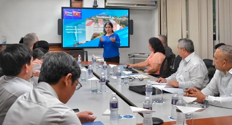 Marta Ayala, miembro del Buró Político, directora del CIGB y Heroína del Trabajo, presentó algunos de los productos desarrollados por el centro que pertenece al grupo empresarial Biocubafarma. Foto: Alejandro Acosta Hechavarría