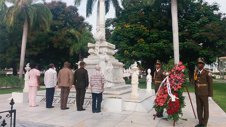 Primer Secretario del Partido Comunista en Stgo José Ramón Monteagudo Ruiz, y la Gobernadora de la provincia, Beatriz Johnson Urrutia y otras autoridades de la provincia Santiago de Cuba rinden homenaje al ¨Padre de la patria¨. Foto: Anabel Sánchez