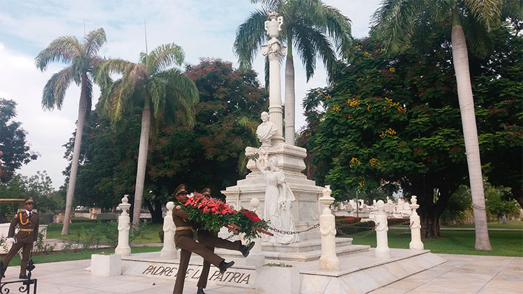 Guardia de honor de la necrópolis de Santa Ifigenia colocando la ofrenda floral ante el monumento a Carlos Manuel de Céspedes. Foto: Anabel Sánchez