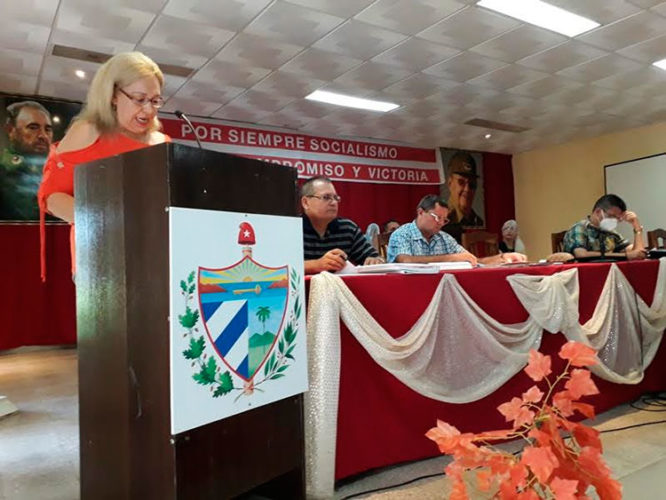 Odalis Batista Pérez, secretaria general de la CTC en Las Tunas, presentó el informe con las valoraciones del trabajo realizado en este período. Foto: Jorge Pérez Cruz