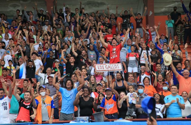 La afición repletó el estadio José Antonio Huelga. Foto: Oscar Alfonso Sosa