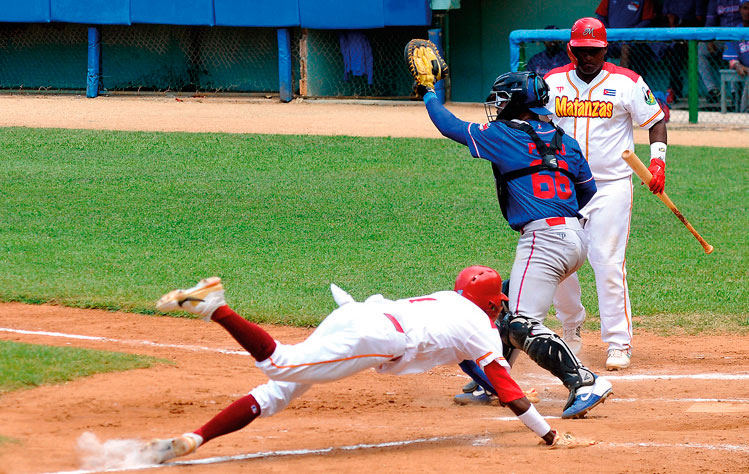 Yadil Mujica protagonizó el primer robo de home en un play off final. Foto: José Raúl Rodríguez Robleda