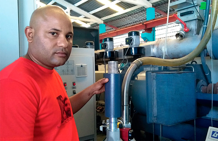 Yordanis muestra la pieza innovada del succionador de alimentación de polietileno a la máquina número 3, considerada la solución de mayor impacto económico en Ciegoplast, en el 2021, con un efecto económico de más de 1 millón de pesos. Foto: José Luis Martínez Alejo