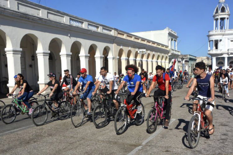 Jóvenes que participaron en la Bicicletada. Foto: Modesto Gutiérrez, ACN.