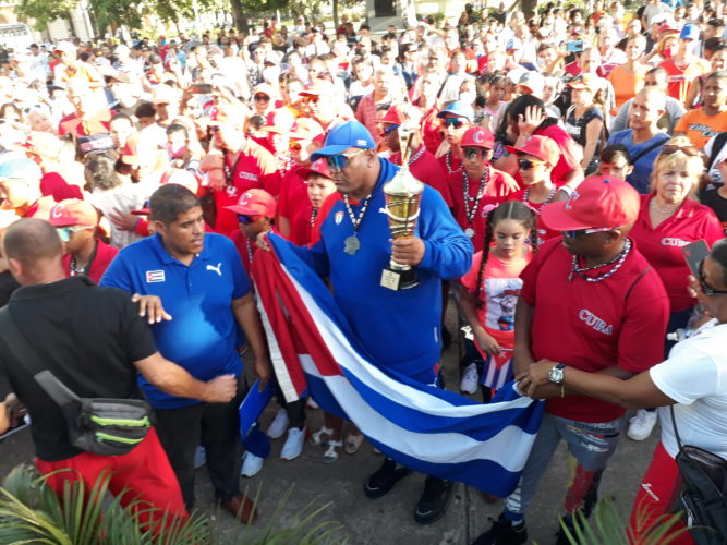 En el Parque Leoncio Vidal le dieron la bienvenida al equipo Leopardos de Santa Clara. foto: Lourdes Rey Veitía