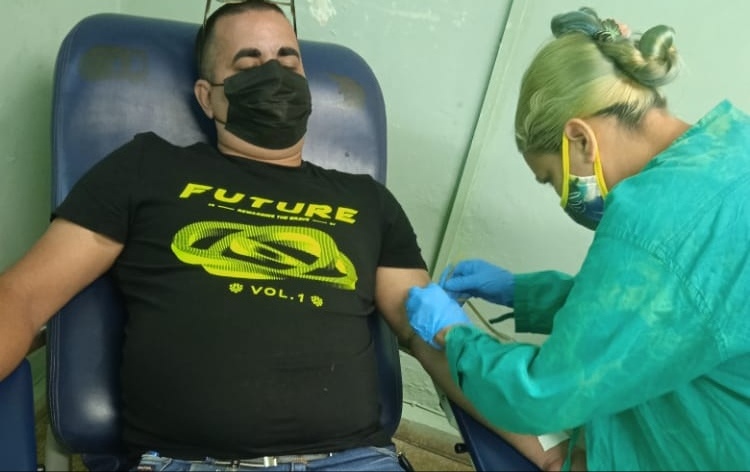 El movimiento Aporta tu gota para salvar vidas, iniciativa de la CTC en Ciego de Ávila, como parte de las acciones de enfrentamiento a la Covid-19, continúa con valiosos aportes en vísperas de la cebración del aniversario 69 de la gesta del 26 de Julio. Foto: Yosney Morell