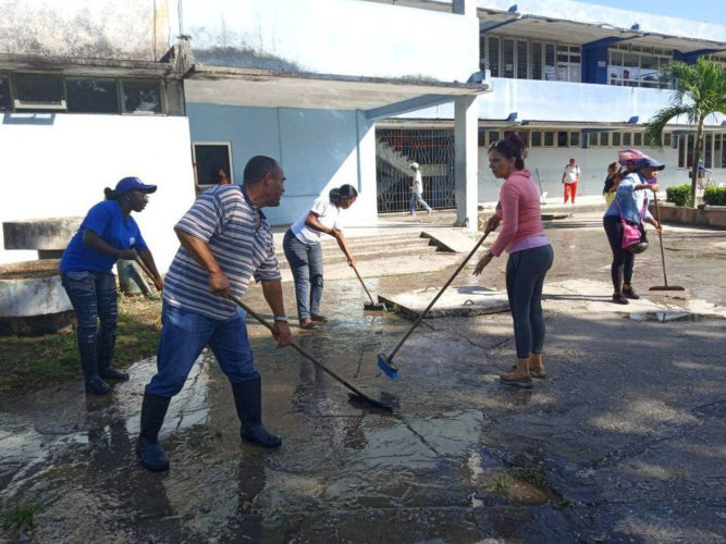 Integrantes del secretariado provincial de la CTC participan en labores de limpieza e higienización en el centro comercial. Foto: Yolanda Molina Pérez