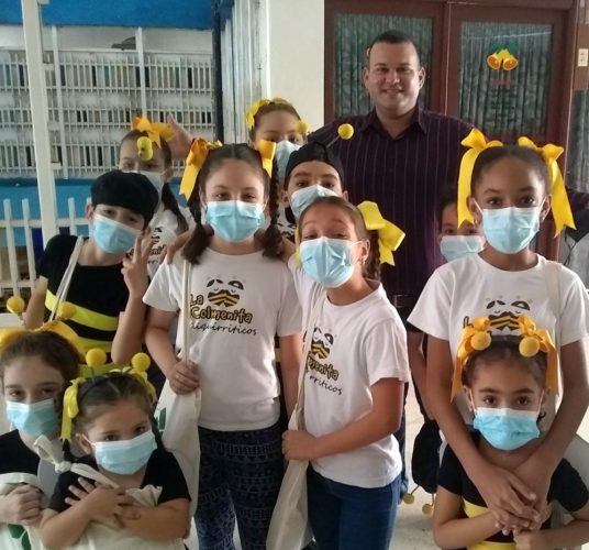 Alain junto a niños de La Colmenita. Foto: Tomada de su perfil en Facebook