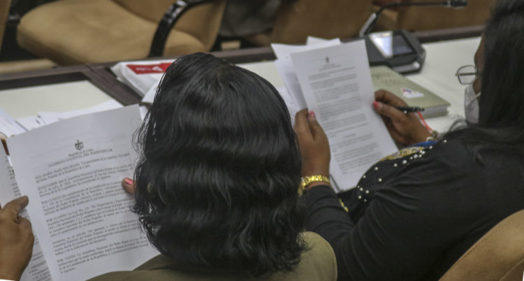 Los diputados estudian los documentos que se discuten en la jornada matutina de este Noveno Período de Sesiones. Foto: Heriberto González Brito