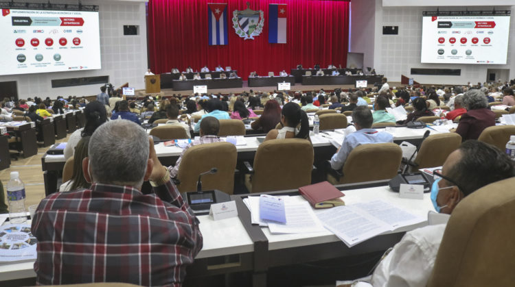 Los diputados escuchan la rendición de cuentas del Ministerio de Industrias. Foto: Heriberto González Brito