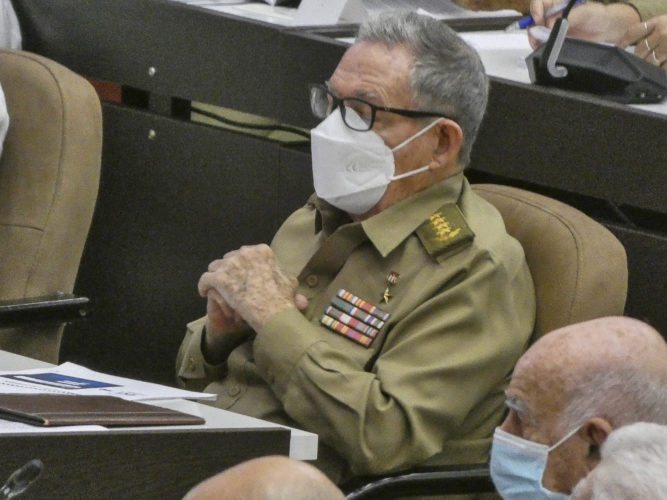 General de Ejército, Raúl Castro Ruz, asiste a la Sesión Ordinaria de la Asamblea Nacional del Poder Popular. Foto: Heriberto González Brito.