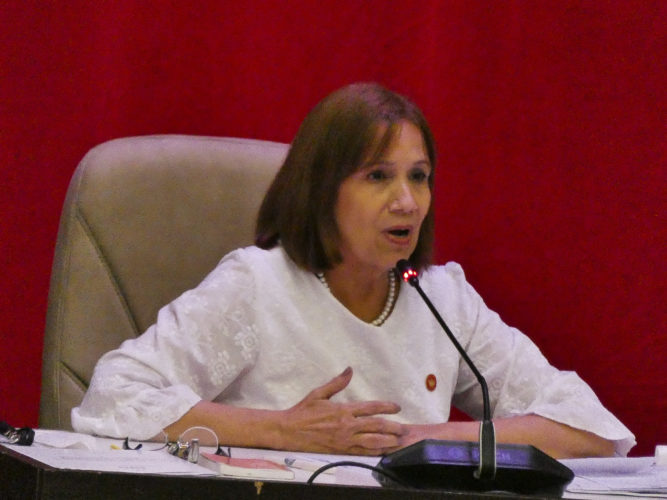 Ana Mari Machado, vicepresidenta de la Asamblea Nacional del Poder Popular, ha dirigido los debates de todos los puntos. Foto: Heriberto González Brito