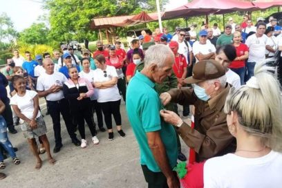 Ramiro Valdés y Liván Arronte felicitan a los trabajadores del petróleo
