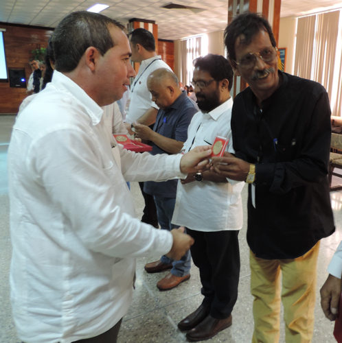 El delegado Chinmay Bhattcharya, de la Federación de Trabajadores de la Construcción de la India, recordó que el sector emplea al 7 % de los trabajadores del mundo y es el segundo de mayor crecimiento, pero son mínimos los índices de sindicalización, así como es mínimo también el acceso a la seguridad social. En su país apenas se han afiliado entre un 3 % y un 4 % de los empleados de la construcción lo que representa una dificultad en la lucha. En la imagen, al recibir el sello Faustino Pérez, de manos del secretario general del SNTC, Misael Rodríguez. Foto: Yimel Díaz Malmierca