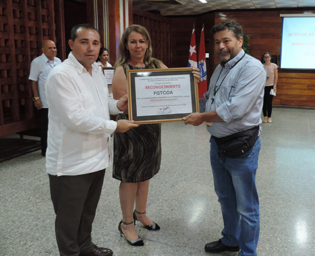 Giannis Tasioulas, seccretario general de la Federación de los Trabajadores de la Construcción y Anexos de Grecia, apoyó el reclamo de la UITBB, de que sea disuelta la Otan, organismo que hoy desarrolla una guerra imperialista en Ucrania y ha convertido a los trabajadores en un objetivo más. Denunció la política del actual gobierno de su país que va contra los derechos de los trabajadores. En la imagen junto a Isdalys rodríguez y Misael Rodríguez, segunda secretaria de la CTC y secretario general del SNTC respectivamente. Foto: Yimel Díaz Malmierca