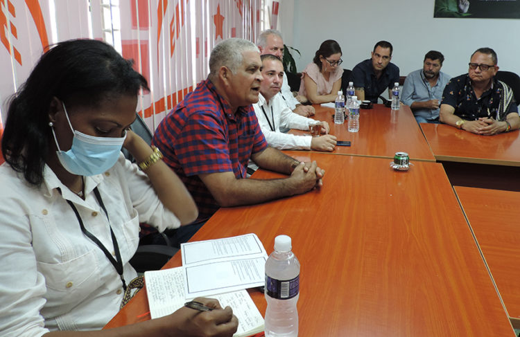 El director del Contingente Blas Roca Gilmer Ricardo Rodríguez (al centro de la imagen con camisa a cuadros) explicó que en Cuba “el Sindicato y el Partido no administran los recursos, pero sí controlan qué hacemos con la riqueza de los trabajadores”. Foto: Yimel Díaz Malmierca