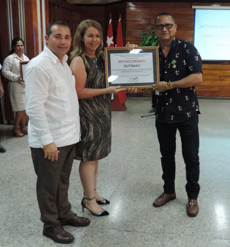 El presidente del Sindicato Único de Trabajadores de la Industria de los Materiales de Construcción de Colombia y de la Federación Latinoamericana de Trabajadores de la Construcción, Madera y Materiales (Flemacom), Manuel Fernández Leguia, destacó las luchas de los trabajadores y pueblos originarios que han dado victorias como la reciente de Gustavo Petro en Colombia. Resaltó la necesidad de la solidaridad entre todos, y la pertinencia del ciclo progresista iniciado en los gobiernos en la región, al que espera se sume Lula da Silva, en Brasil, en octubre próximo. “Son cambios que vuelven a darnos esperanzas”. En la imagen junto a Isdalys rodríguez y Misael Rodríguez, segunda secretaria de la CTC y secretario general del SNTC respectivamente. Foto: Yimel Díaz Malmierca