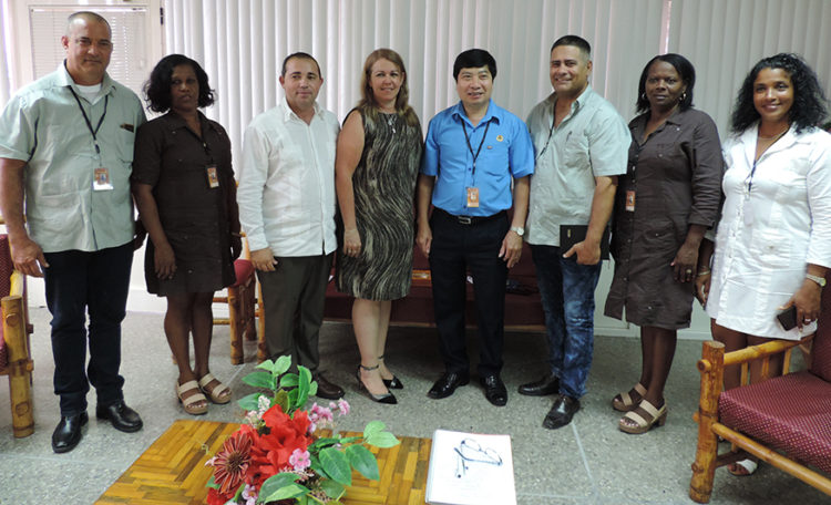 El Secretariado Nacional del SNTC sostuvo un encuentro bilateral con Hai Pham Xuam y Ha Bui Thi Thanh, vicepresidente y oficial, respectivamente, de la Vietnam National Union of Building Workers (VNUBW). Foto: Yimel Díaz Malmierca