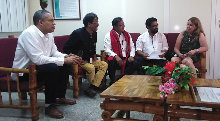 Los representantes de la Construction Workers Federation of India (CWFI) —Sasikumar Valiyaparambil, Uma Maheswar Rao y Chinmay Bhattachaya, de derecha a izquierda en la foto — se mostraron gratamente sorprendidos de que en Cuba todos los trabajadores tuvieran derecho a la seguridad social y que una vez jubilados, recibieran, además de la pensión, el 100 % del salario de la plaza que ocupan si vuelven a contratarse, realidad muy diferente a la de su país. La delegación sostuvo un encuentro bilateral con Isdalys Rodríguez, segunda secretaria de la CTC; Ismael Drullet, miembro del Secretariado Nacional de la CTC (ambos en la imagen), y Rosario Rodríguez, jefe del Departamento de Relaciones Internacionales de la central sindical. Foto: Yimel Díaz Malmierca
