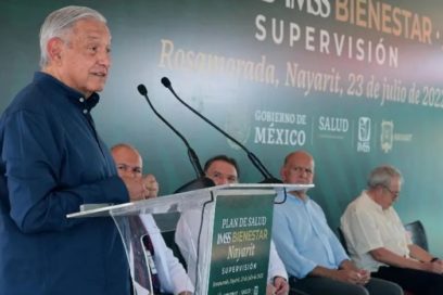 Recibió López Obrador a primer grupo de médicos cubanos contratados por gobierno de México