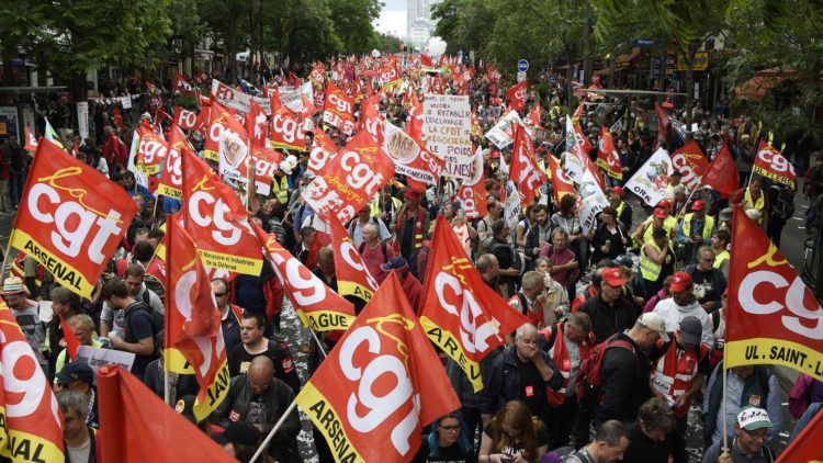 I sindacati francesi chiedono la fine del blocco