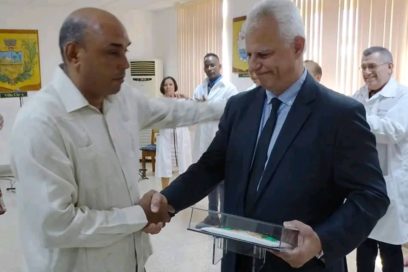 Otorgan Escudo de Armas de Villa Clara a médico argentino