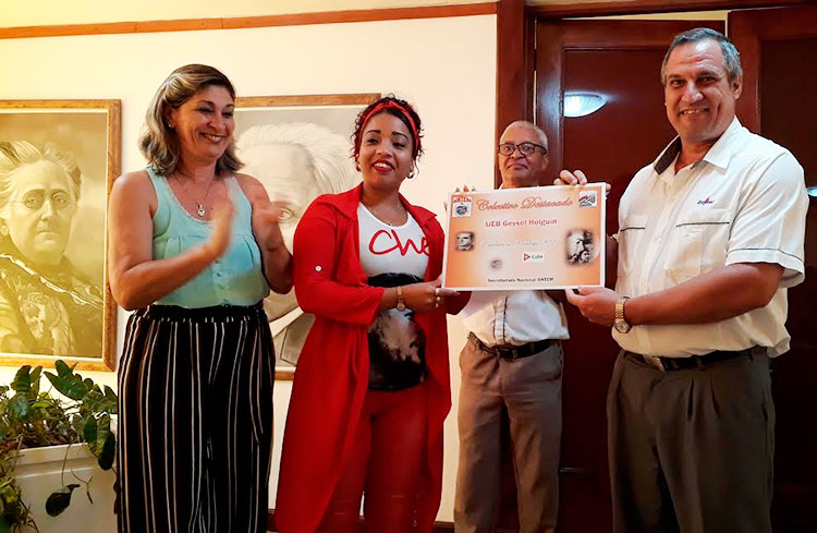 Con orgullo el colectivo de Geysel Holguín recibió la condición de Colectivo Destacado Nacional. Foto: Lianne Fonseca