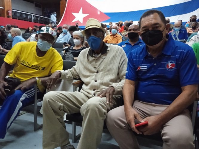 Lázaro Martínez al centro, con sus amigos Germán Aguila (izquierda) y Rodolgo Puente (derecha). Foto: Duany Hernández